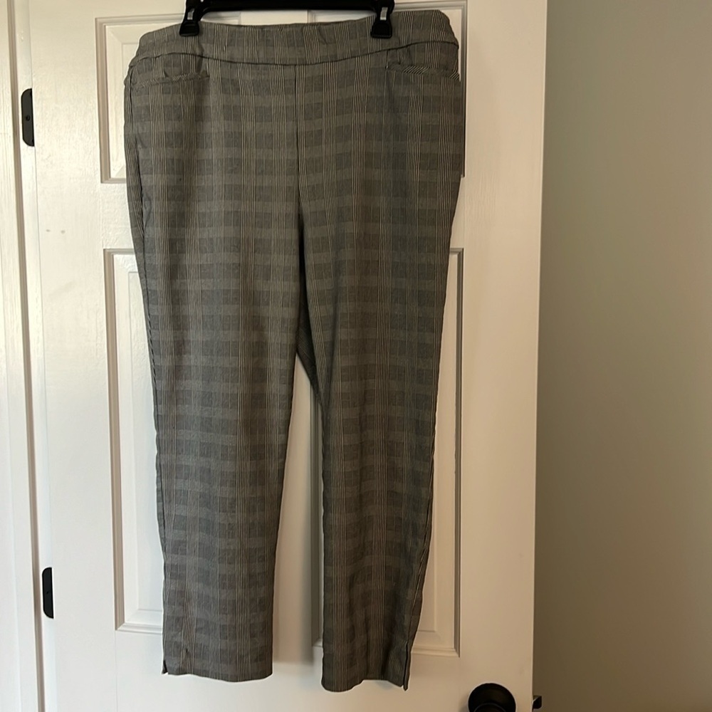 Chicos ankle pants size 2.5 black/white